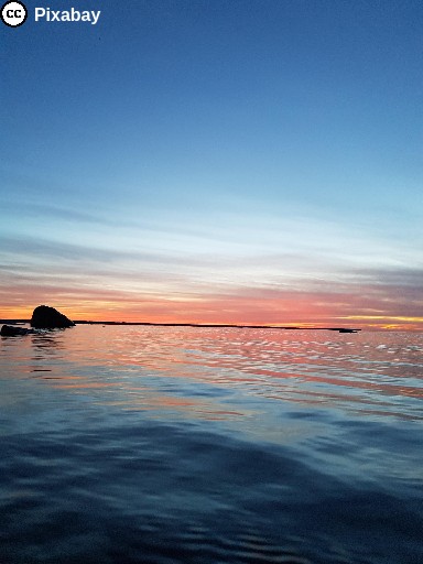 Sonnenuntergang am Meeresstrand. Bild von Kristjan auf Pixabay.