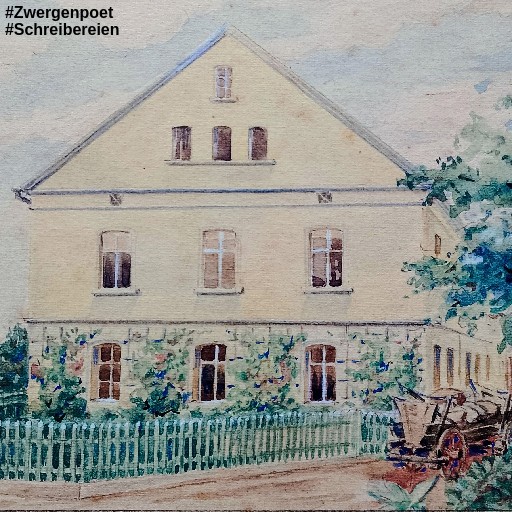 Ein dreigeschossiges Bauernhaus, hellgelb verputzt, mit weißem Lattenzaun. Davor ein Wagen, der von Pferden gezogen werden kann. Aquarell um 1930.
