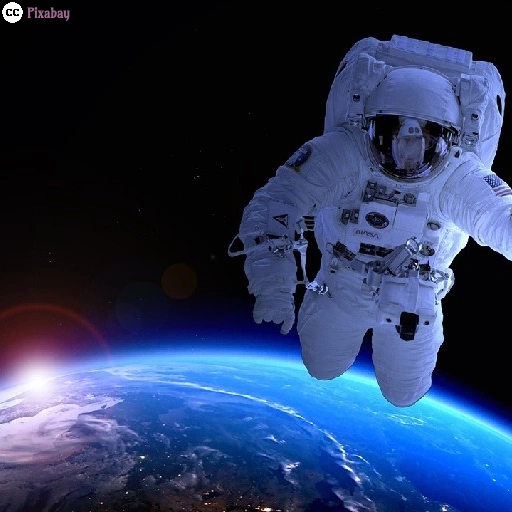 Ein Astronaut schwebt über der Erdkugel durch das All.