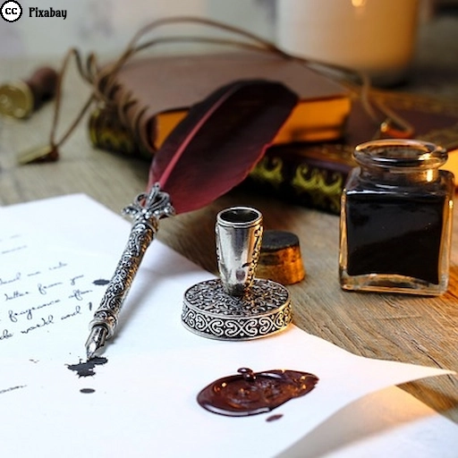 Eine historische Schreibfeder, ein Tintenfass und ein handbeschriebenes Blatt mit rotem Siegelwachs auf einem Holztisch.