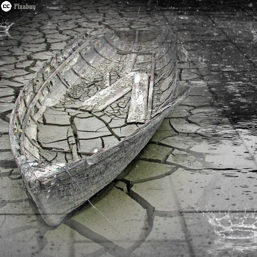 Ein altes Holzboot liegt auf rissigem Boden, w&auml;hrend Regentropfen auf Wasserfl&auml;chen fallen. Symbolik von Stillstand und Hoffnung.