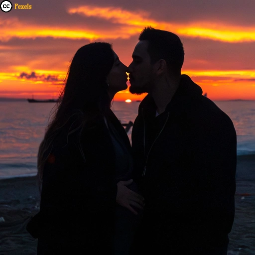 Ein verliebtes Paar küsst sich am Strand bei Sonnenuntergang.