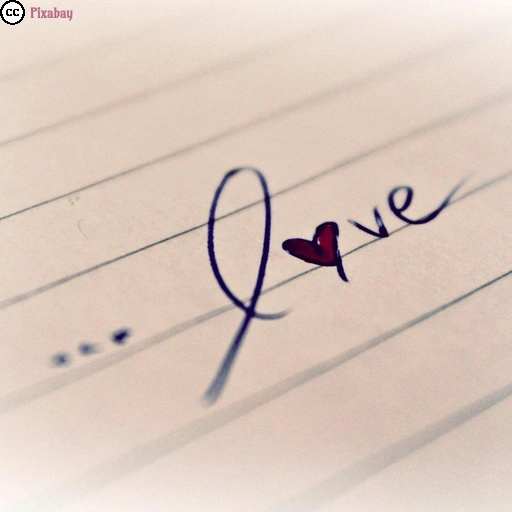Der handgeschriebene Schriftzug „love“ steht auf liniertem Papier, wobei der Buchstabe „o“ als kleines rotes Herz gestaltet ist.