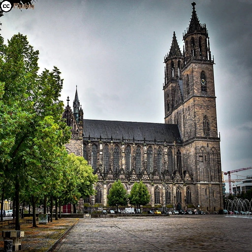 Dieses Foto zeigt den Magdeburger Dom bei bewölktem Himmel.